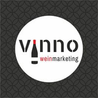 Vinno Weinmarketing Logo im Kreis auf gemustertem Hintergrund